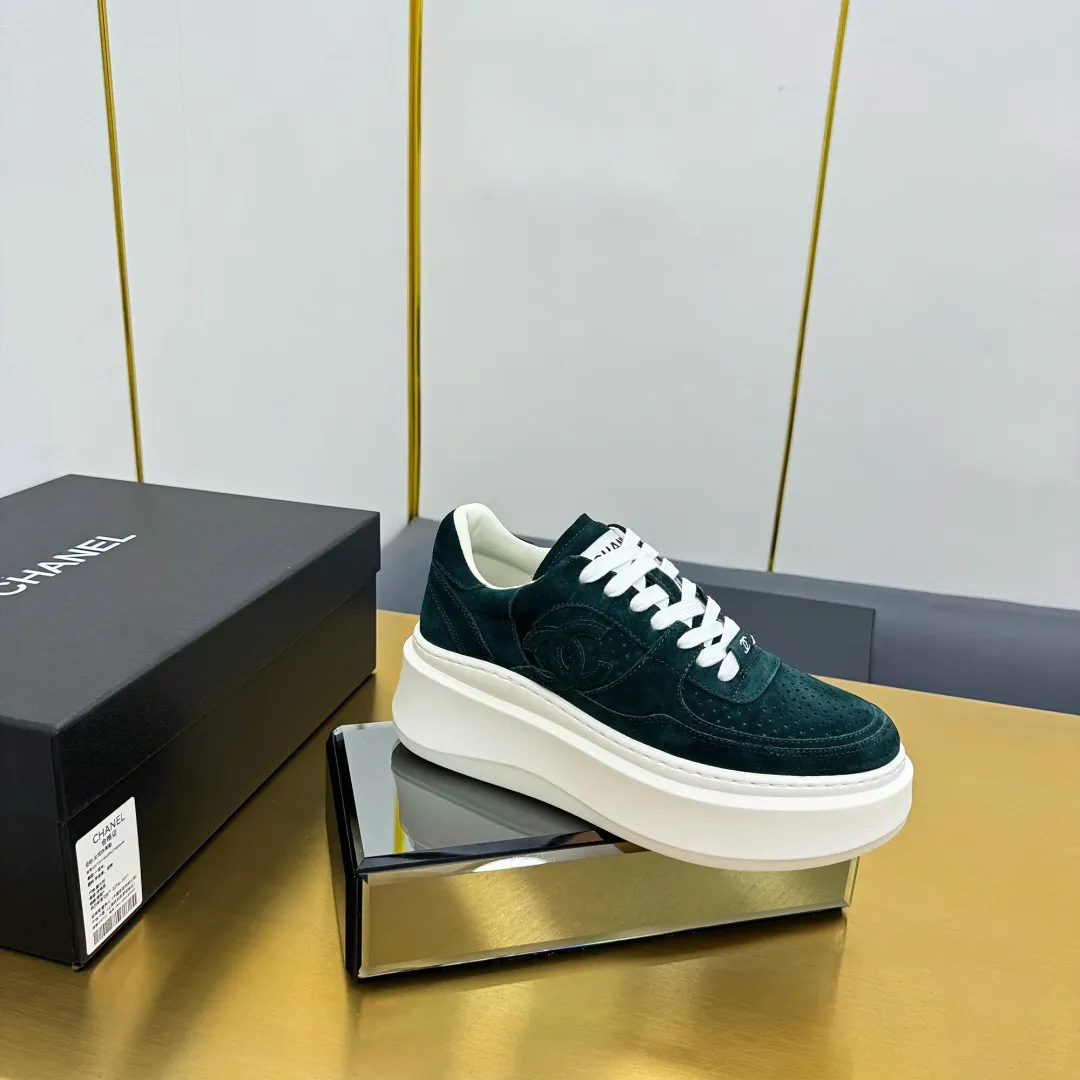 👟👟Ex-factory price 600👟👟 Upgraded version, upgraded version, upgraded version! No rebuttal accepted! ! ! ! Chanel Chanel panda shoes! 2025 counter's top casual sports shoes. This classic design; the upper is electro-embroidered with a variety of techniques; the outsole is fashionable and sporty; the unusual inclusion of a variety of color matching elements... The diversified mix and match is very good-looking and versatile, and can be used for leisure, fashion, sports, and outdoor... ꫛꫀꪝ Go➫ Materials: ❶Upper made of: original imported first-layer silk cowhide + original waterproof cloth + original first-layer cowhide ❷Inner lining: Original Yangli+Net ❸Outsole based on: Original TPU combination outsole Counter boutique packaging complete set for women 35–41 👉 👉